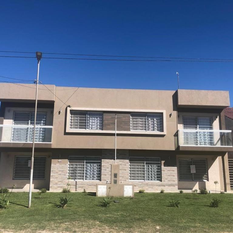 Dúplex de categoría a una cuadra de la playa - Casa de 3 dormitorios - 1