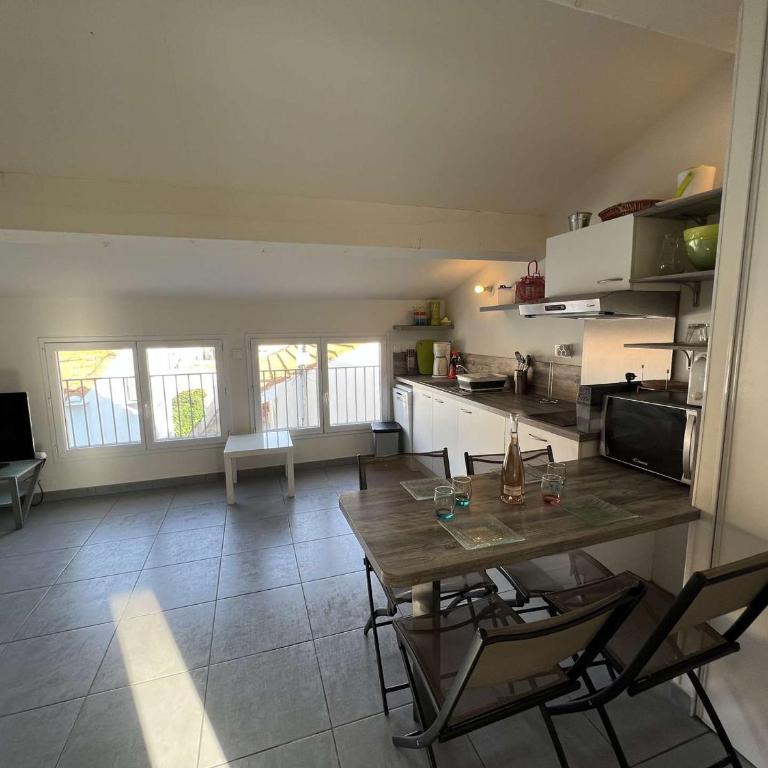 Studio Centre-Ville à 150m de la Plage, 4 Pers., Mezzanine, Cuisine Équipée, Proche Commerces - FR-1-701-51 - Studio - 2