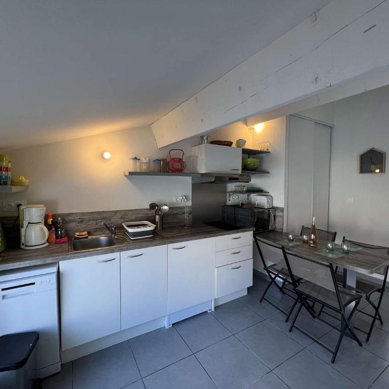 Studio Centre-Ville à 150m de la Plage, 4 Pers., Mezzanine, Cuisine Équipée, Proche Commerces - FR-1-701-51 - Studio - 4