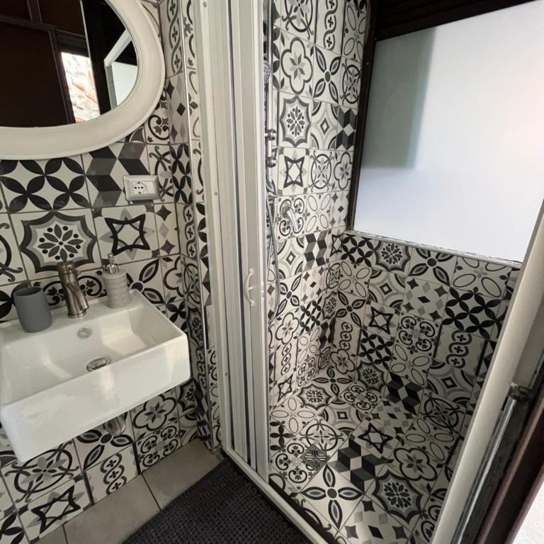 Antony’s Home - Triple Room with Shared Bathroom - 14