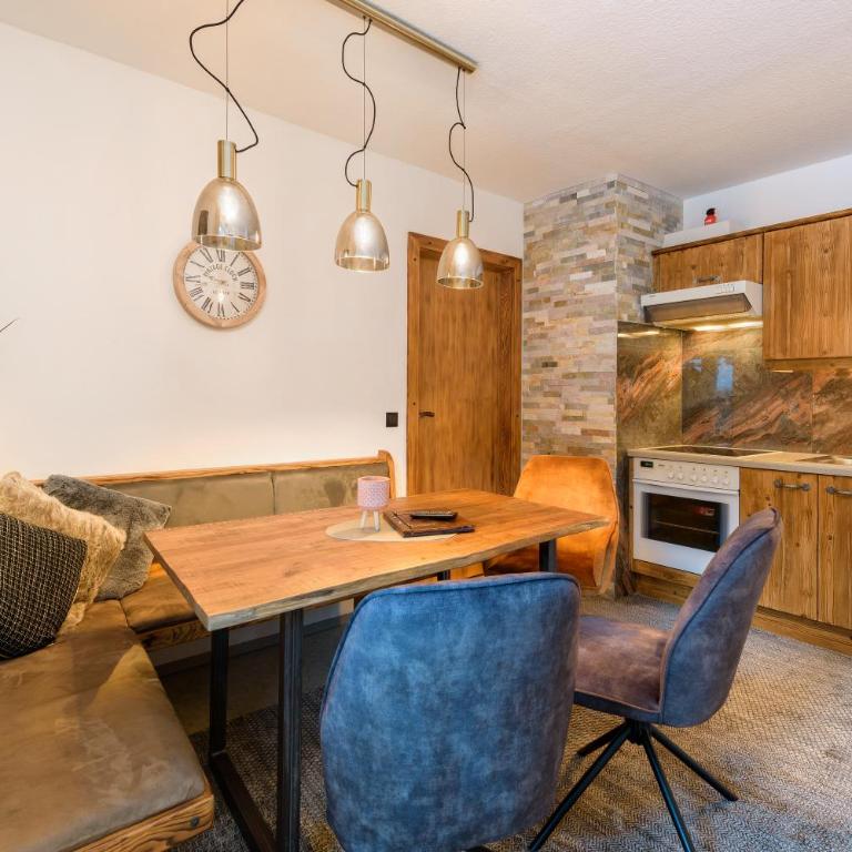 Landhaus Josefa - Two-Bedroom Apartment with Balcony and Mountain View - 1
