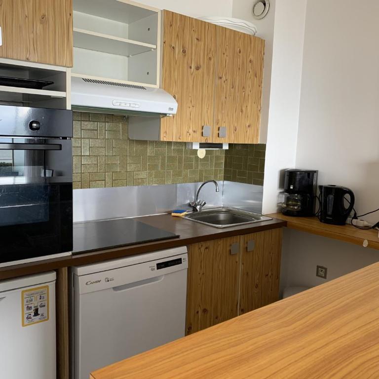 Appartement T2 RDC avec Jardinet et Accès Direct Plage, Parking Sécurisé, Proche Commerces - FR-1-374-2 - Apartment (4 Adults) - 8
