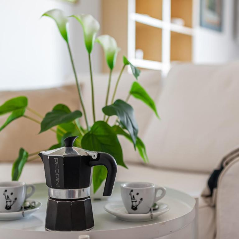 GuestHost - Cozy Apartment near the Hospital with 2 Balconies! - Appartamento con 1 Camera da Letto - 9