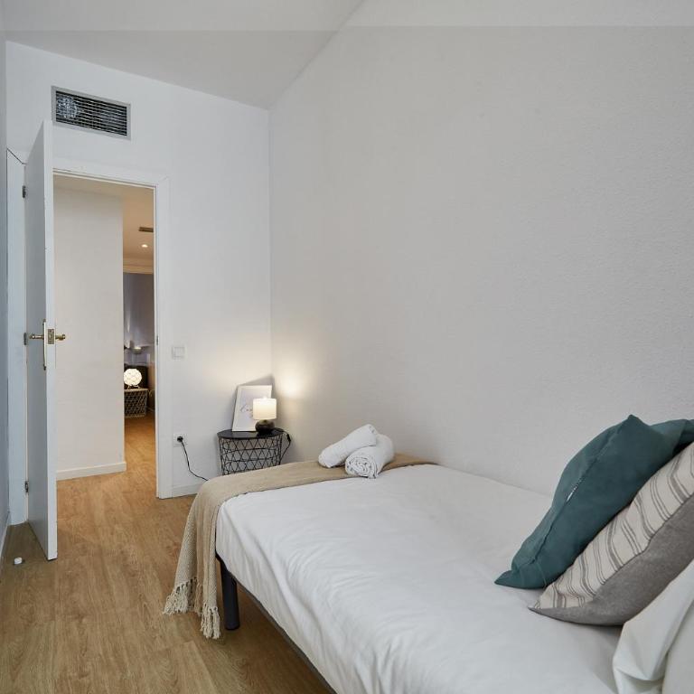 BBarcelona Clot Apartments - Three-Bedroom Apartment - 17