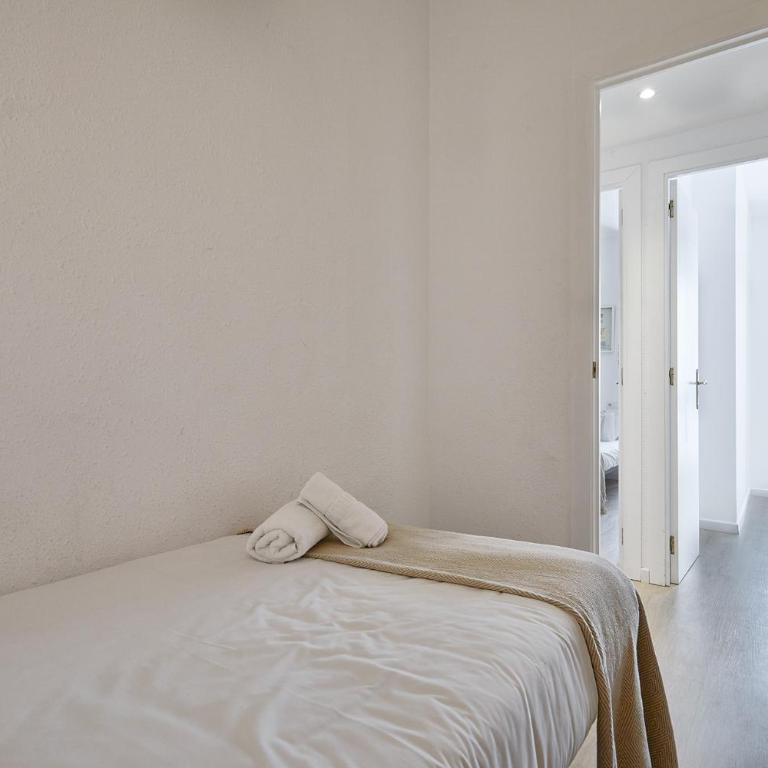 BBarcelona Clot Apartments - Three-Bedroom Apartment - 20
