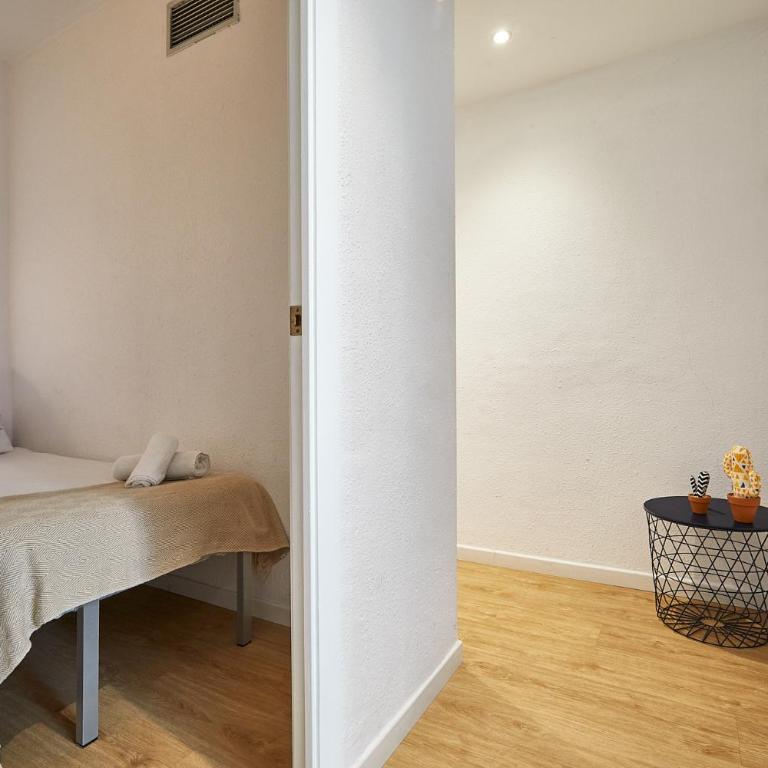 BBarcelona Clot Apartments - Three-Bedroom Apartment - 5