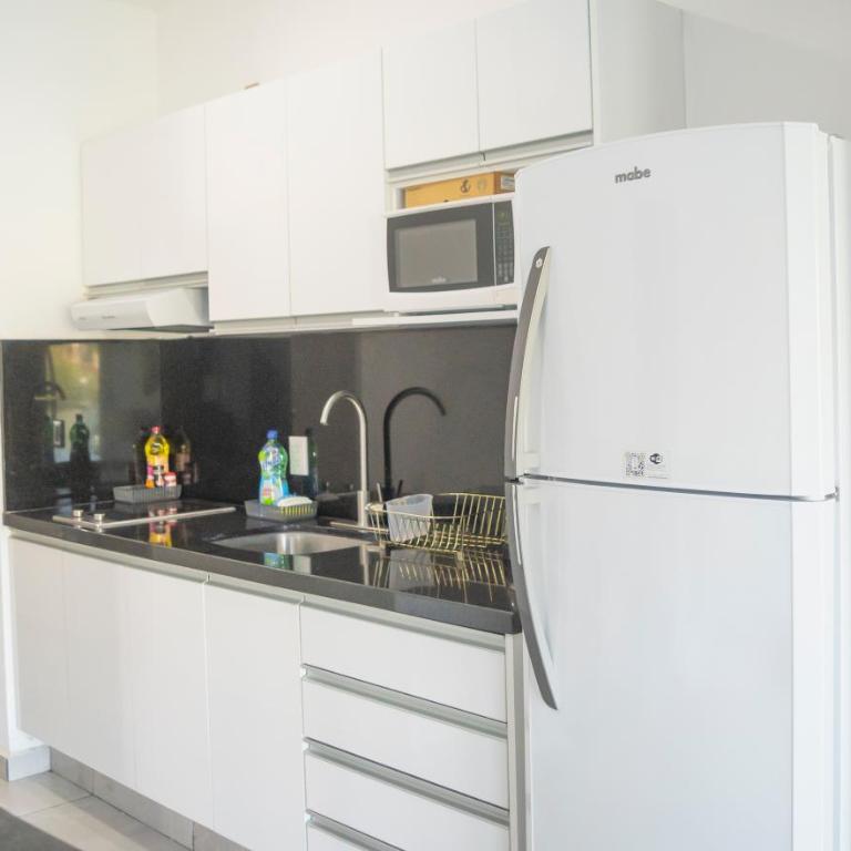 Depa con hermosa vista desde terraza by G P S rentas - Three-Bedroom Apartment with Lake View - 6