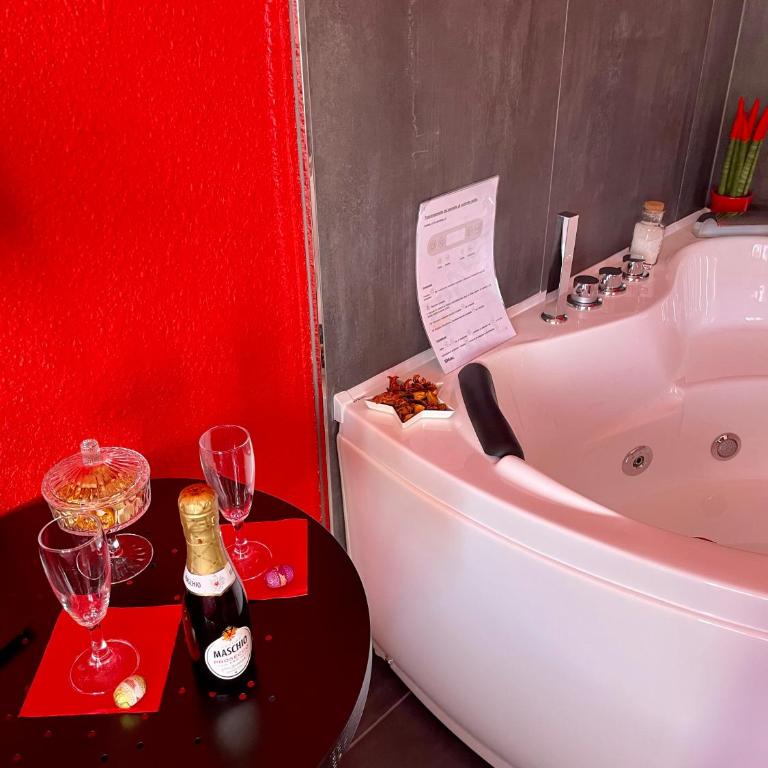 Villa Gaia - Luxury Villa, pool & wellness rooms - Camera Matrimoniale con Vasca Idromassaggio - 2