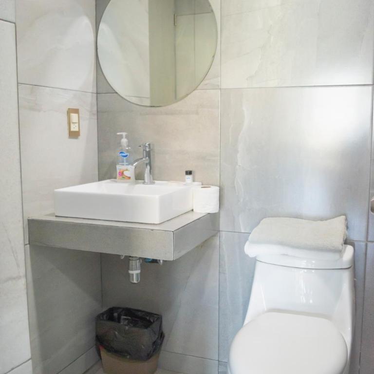 Depa con hermosa vista desde terraza by G P S rentas - Three-Bedroom Apartment with Lake View - 17