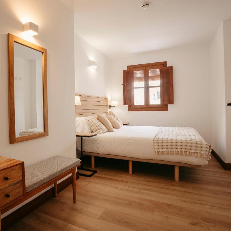 La Plaza Hostal - Habitación Cuádruple Superior con balcón y vistas al castillo - 5