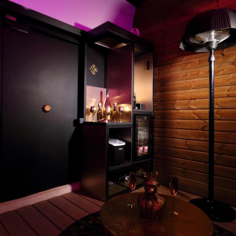 Sxcape ROOM - Suite avec Jacuzzi - 9