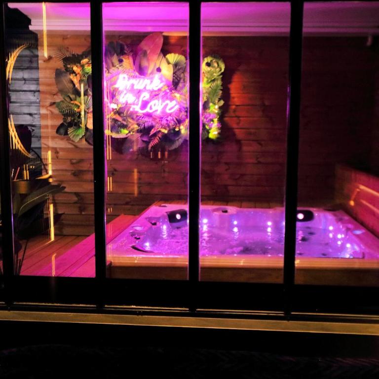Sxcape ROOM - Suite avec Jacuzzi - 8