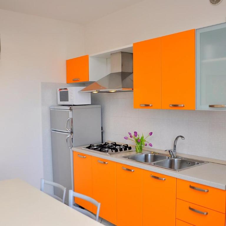 Lovely flat with side sea view and swimming pool - Appartement - 7