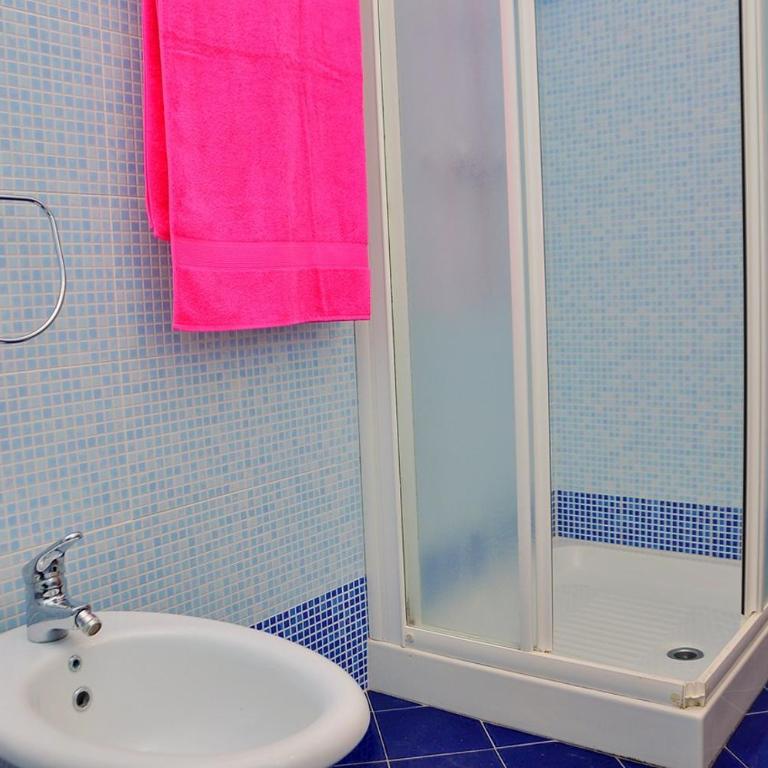 Renewed flat in a seafront building with pool - Appartement - 7