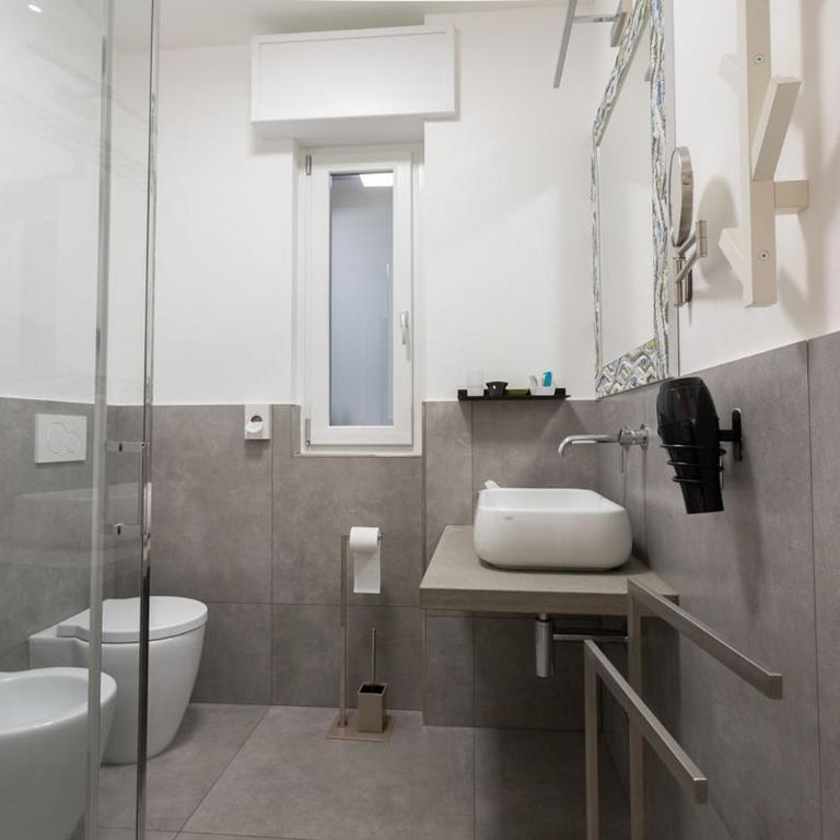 Little Square Arona - Camera Matrimoniale con Bagno Privato - 1