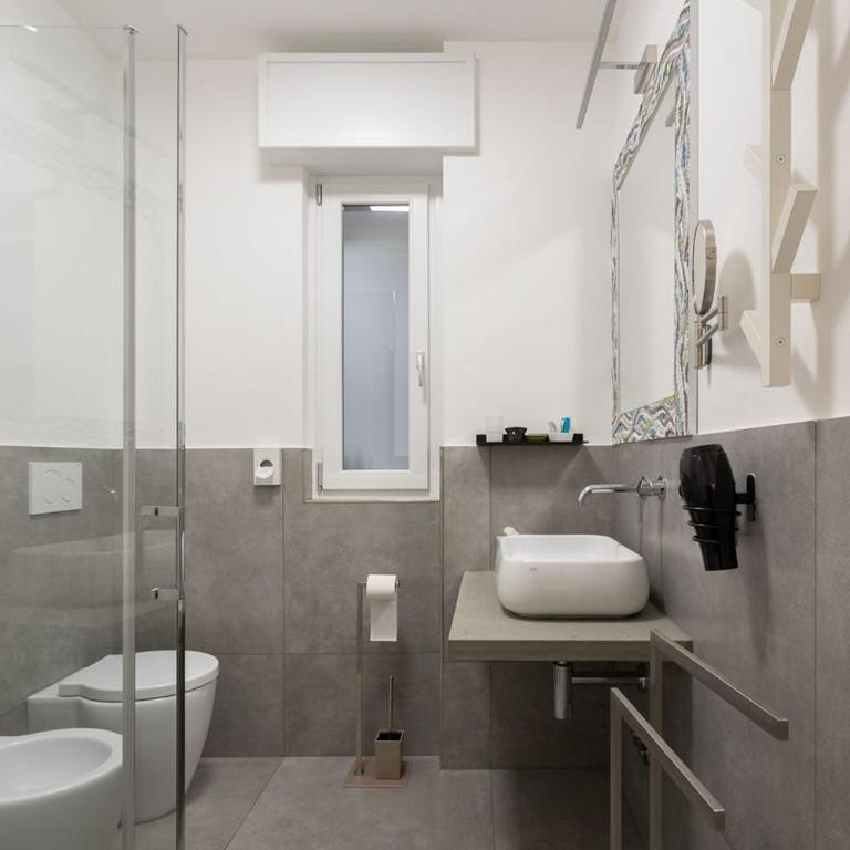 Little Square Arona - Camera Matrimoniale con Bagno Privato - 2