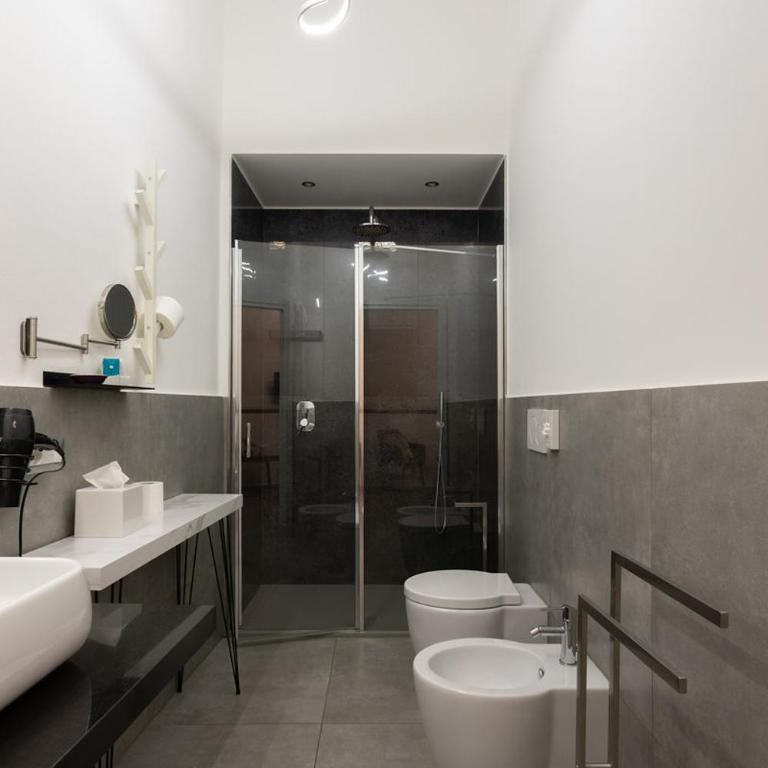 Little Square Arona - Camera Matrimoniale con Bagno Privato - 5