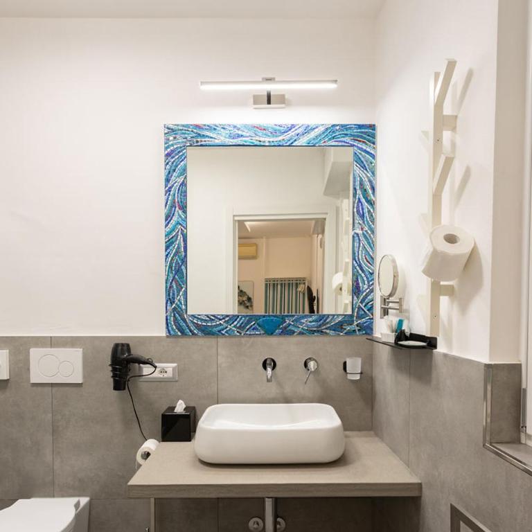 Little Square Arona - Camera Matrimoniale con Bagno Privato - 4