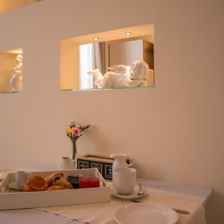 Apollo Suites - Deluxe Double Room - 1