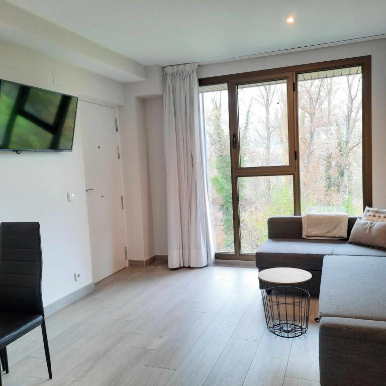 Apartamentos Ordesa Ainsa - Three-Bedroom Apartment - 3