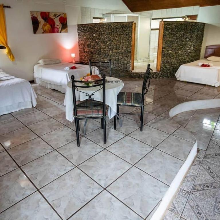 CHEZ MARIA GORETTI HOTEL - Superior Quadruple Room - 13