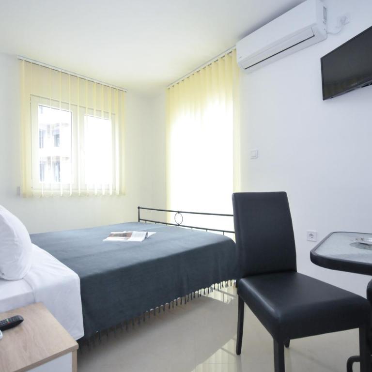 Hotel Oaza - Dvokrevetna Soba sa Bračnim Krevetom i Balkonom - 11