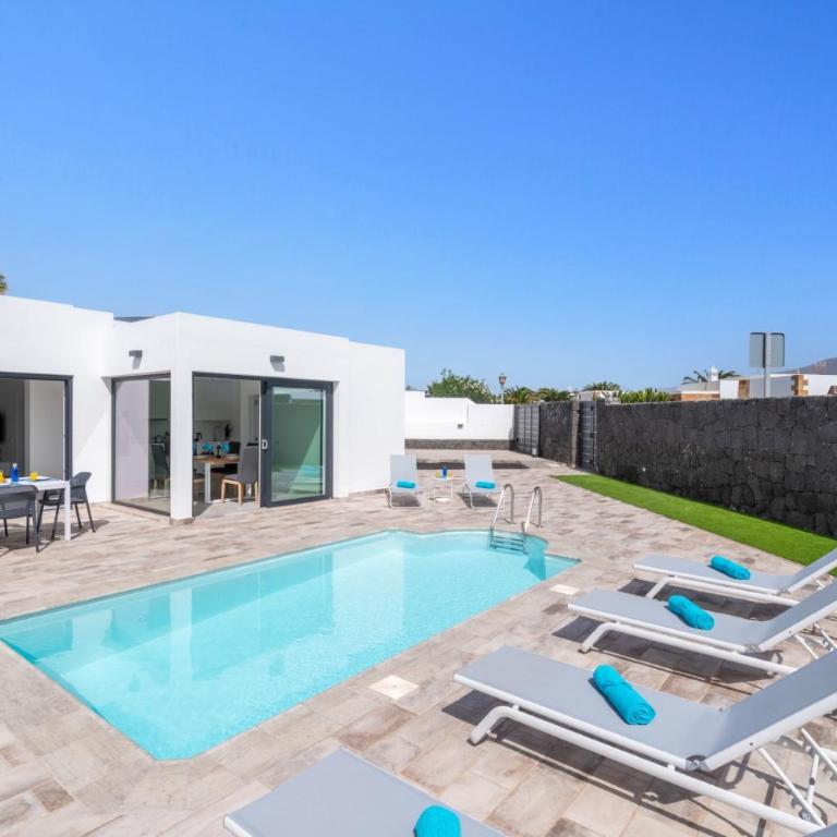 Villa La Nueva by Villa Plus - Villa - 1