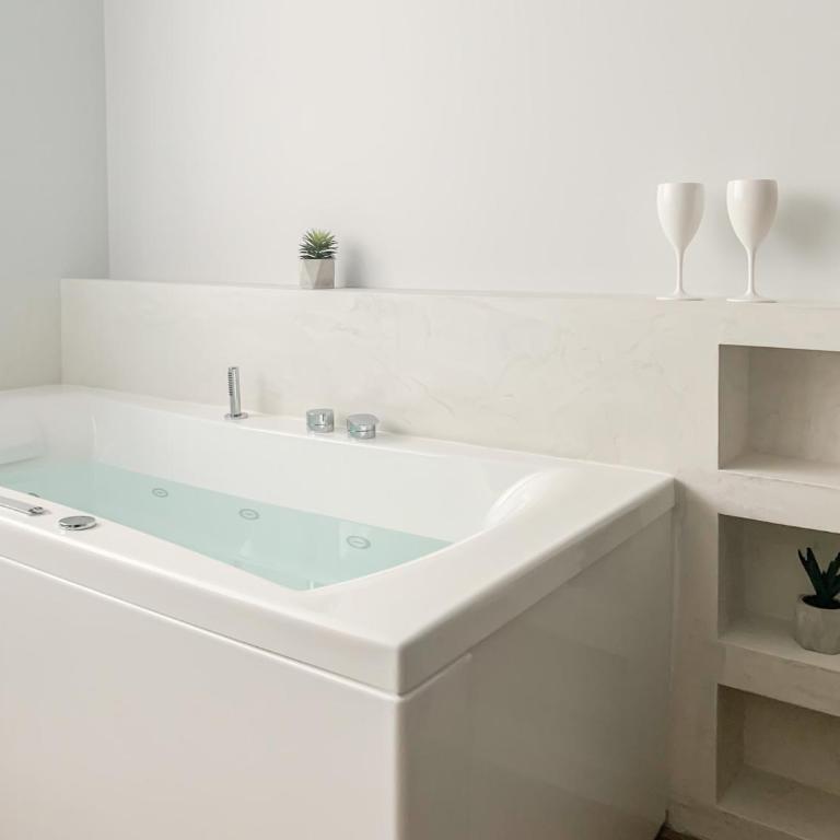 Jacuzzi Bay avec LITERIE GRAND LUXE proche du lac Annecy Avenue du Parmelan - Monolocale Queen Deluxe - 9