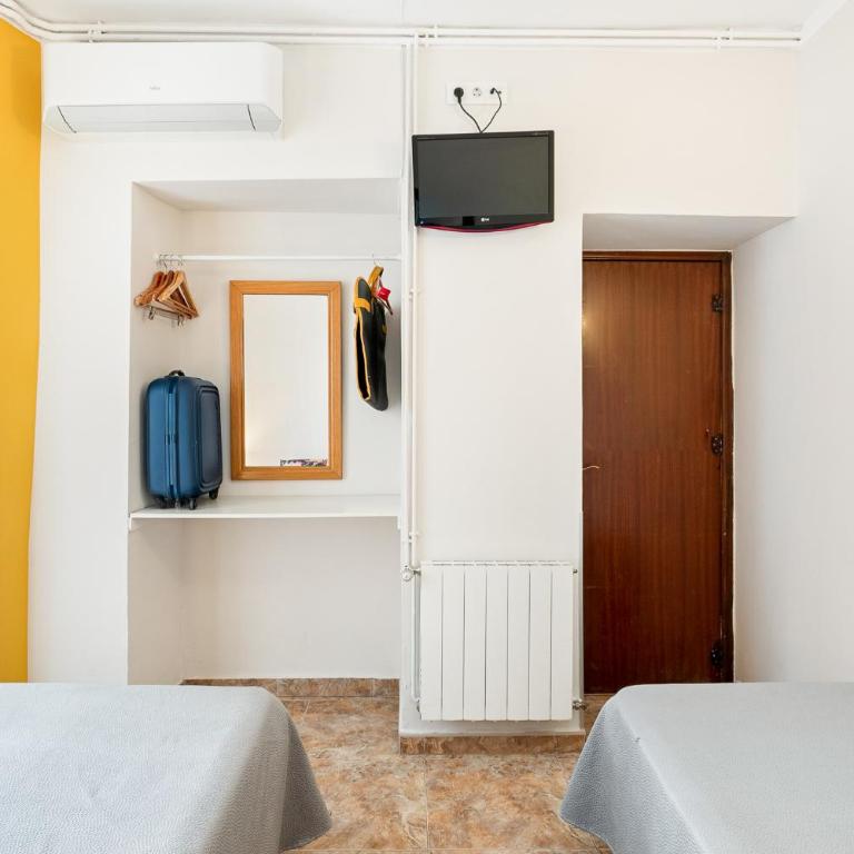 Hostal Santa Ana - Twin Room with Private Bathroom - 11
