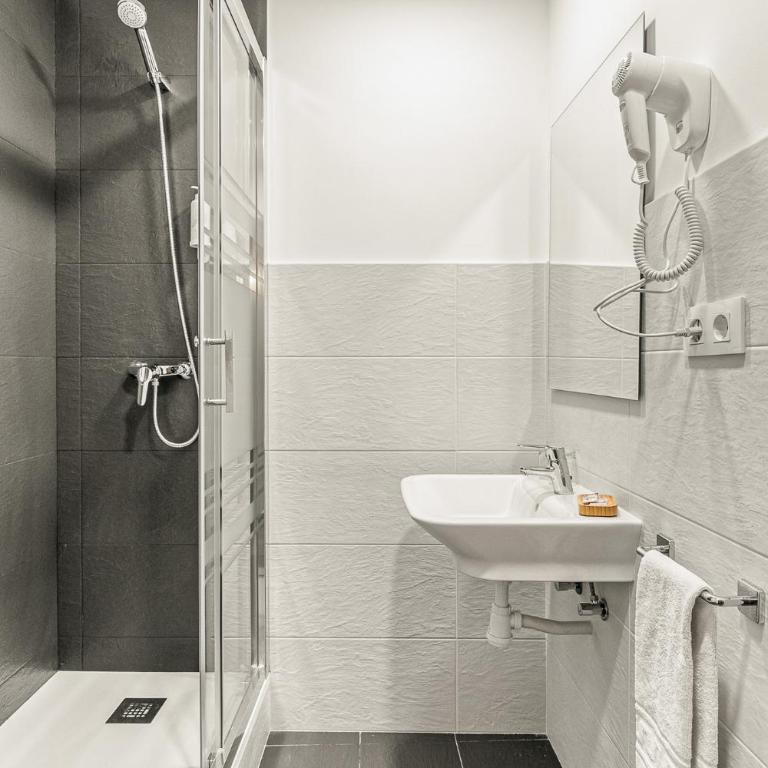 Hostal Santa Ana - Twin Room with Private Bathroom - 4