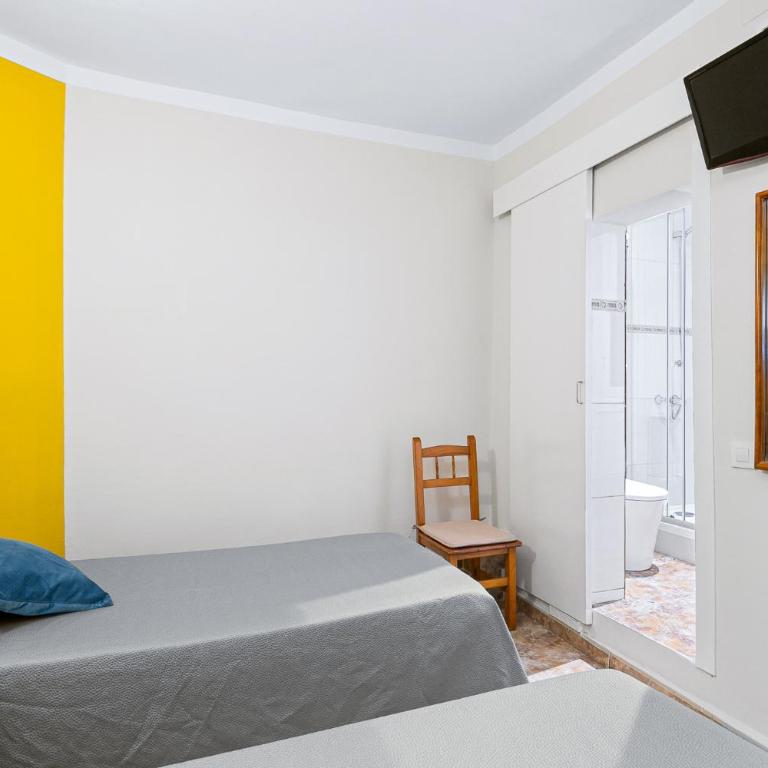 Hostal Santa Ana - Twin Room with Private Bathroom - 16