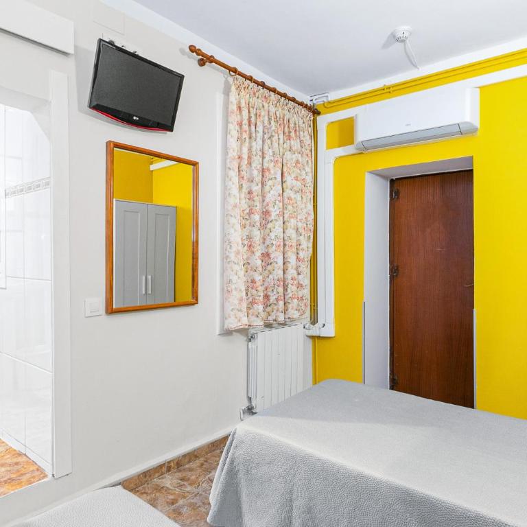 Hostal Santa Ana - Twin Room with Private Bathroom - 17