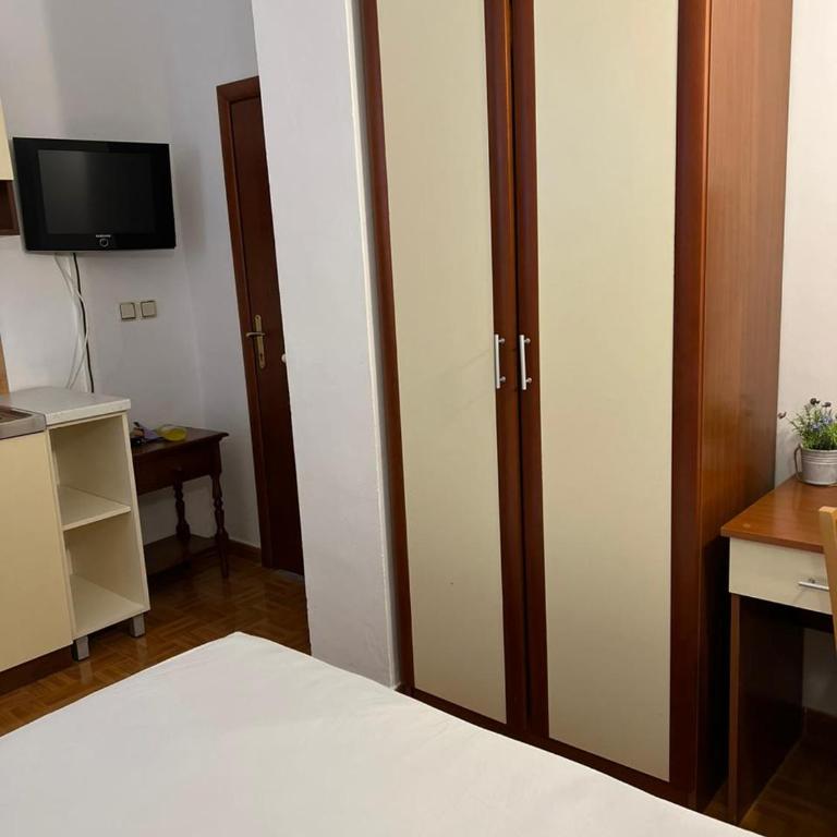 Apartments Boreta II - Economy Dvokrevetna Soba sa Bračnim Krevetom - 5