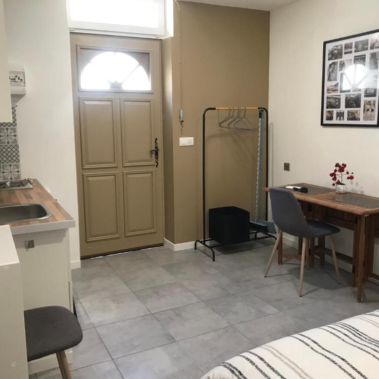 Studette de 17m2 avec parking privé gratuit Climatisation et petite cuisine - Chambre Double avec Salle de Bains Privative - 3