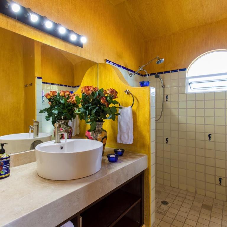 Casa Lorenzo Orange Sunsets, Lush Landscape, Intown, Privacy - Villa - 4