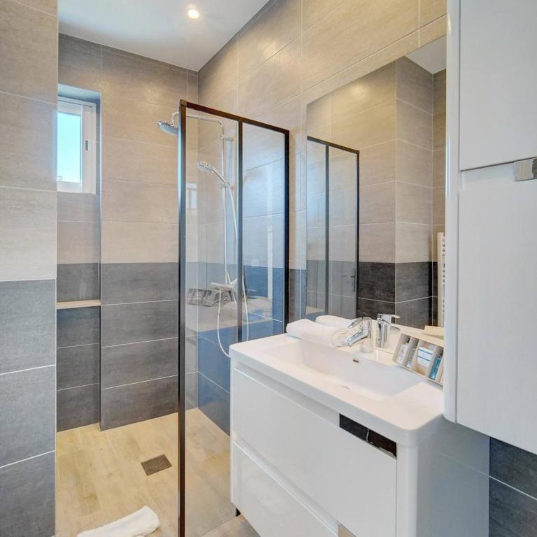 Brand New Three Bedroom Apartment with Sea views - Appartement - 30