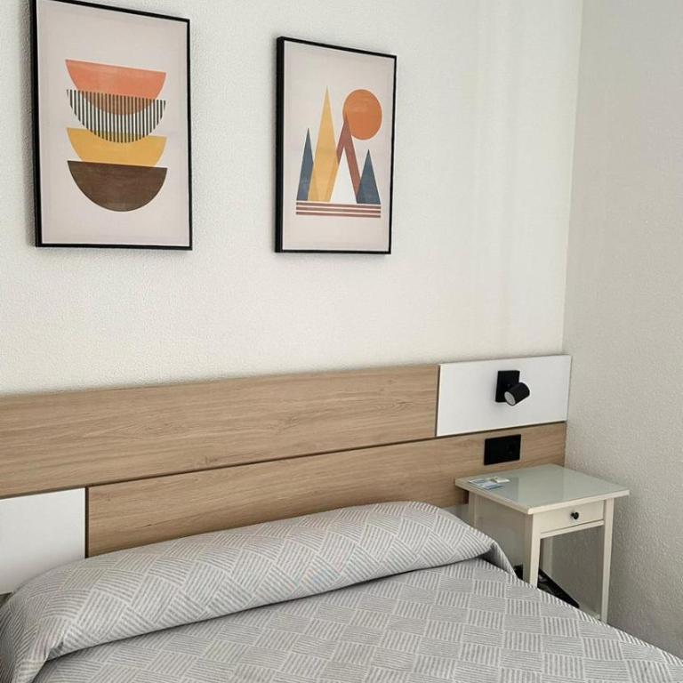 Hostal Bahía - Habitación con cama grande y balcón - 6