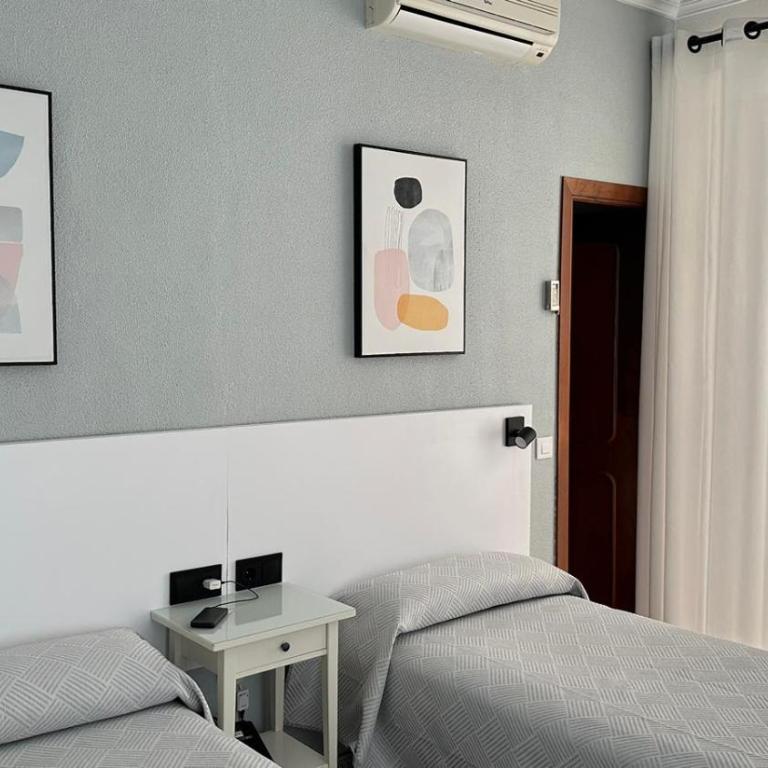 Hostal Bahía - Habitación Doble con cama supletoria - 2 camas - 10