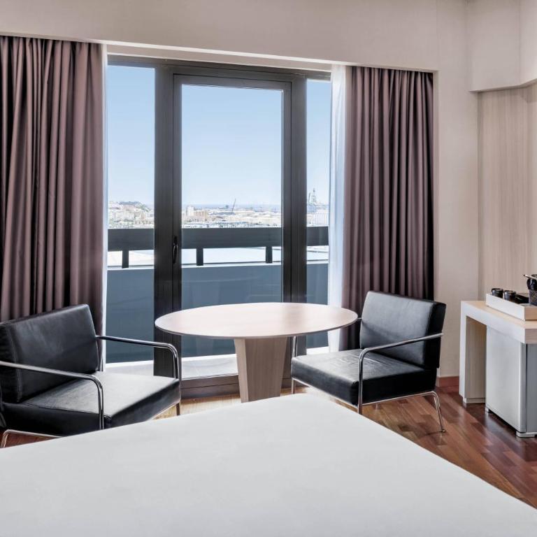 AC Hotel Gran Canaria by Marriott - Habitación con cama extragrande y vistas a la planta superior - 2