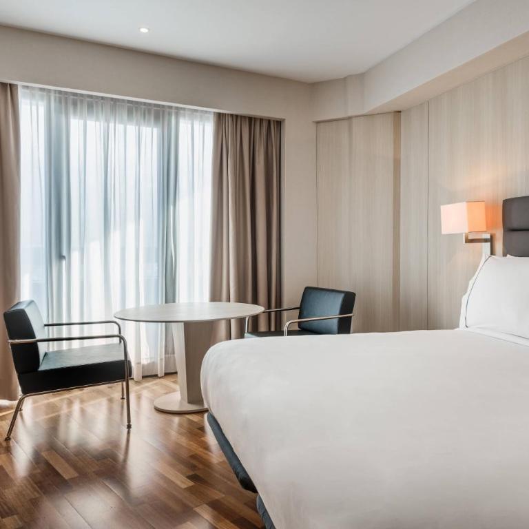 AC Hotel Gran Canaria by Marriott - Habitación con cama extragrande y vistas a la planta superior - 1