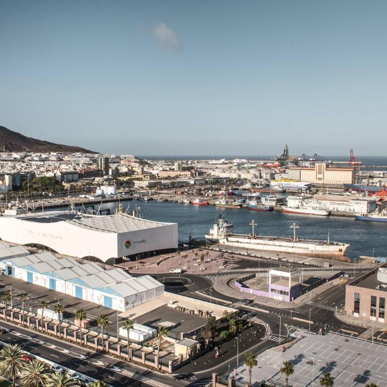 AC Hotel Gran Canaria by Marriott - Habitación con cama extragrande y vistas a la planta superior - 5