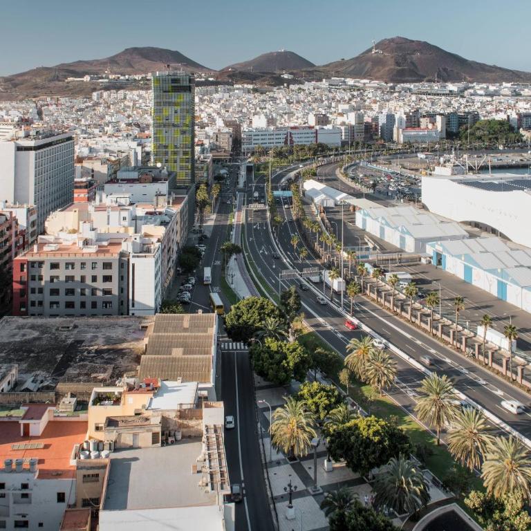 AC Hotel Gran Canaria by Marriott - Habitación con cama extragrande y vistas a la planta superior - 3