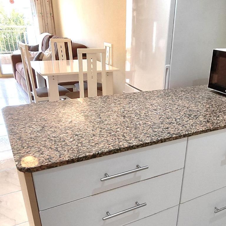 Luminoso apartamento en SALOU con PISCINA, TERRAZA y PARQUE INFANTIL IDEAL FAMILIAS - Apartamento con vistas a la piscina - 78