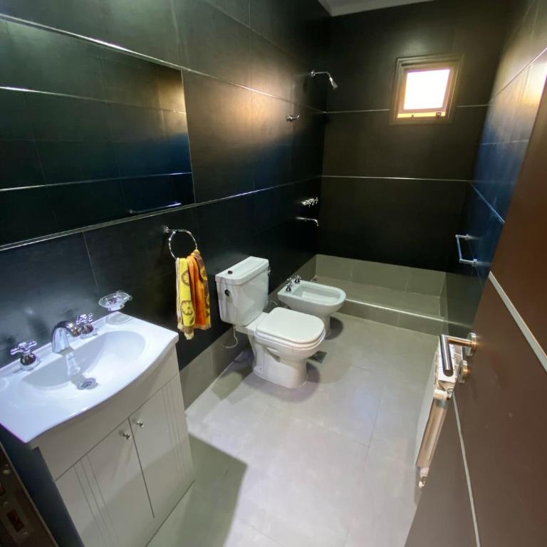 ENCANTO DE CHACRAS- Moderna-A metros de la plaza - Casa de 3 dormitorios - 35
