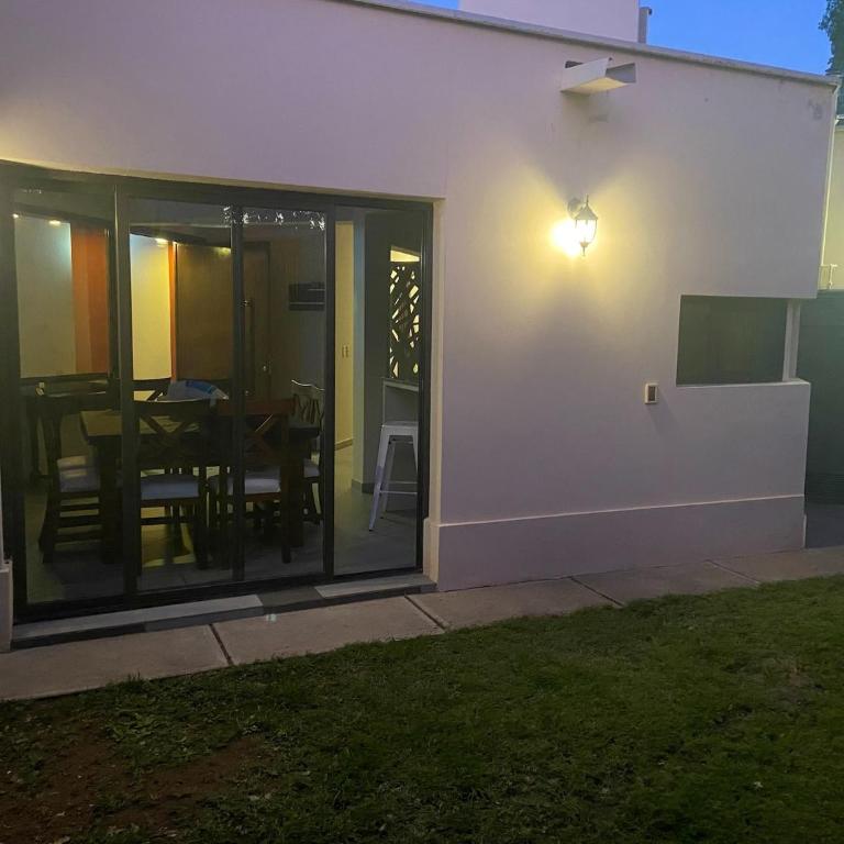 ENCANTO DE CHACRAS- Moderna-A metros de la plaza - Casa de 3 dormitorios - 17