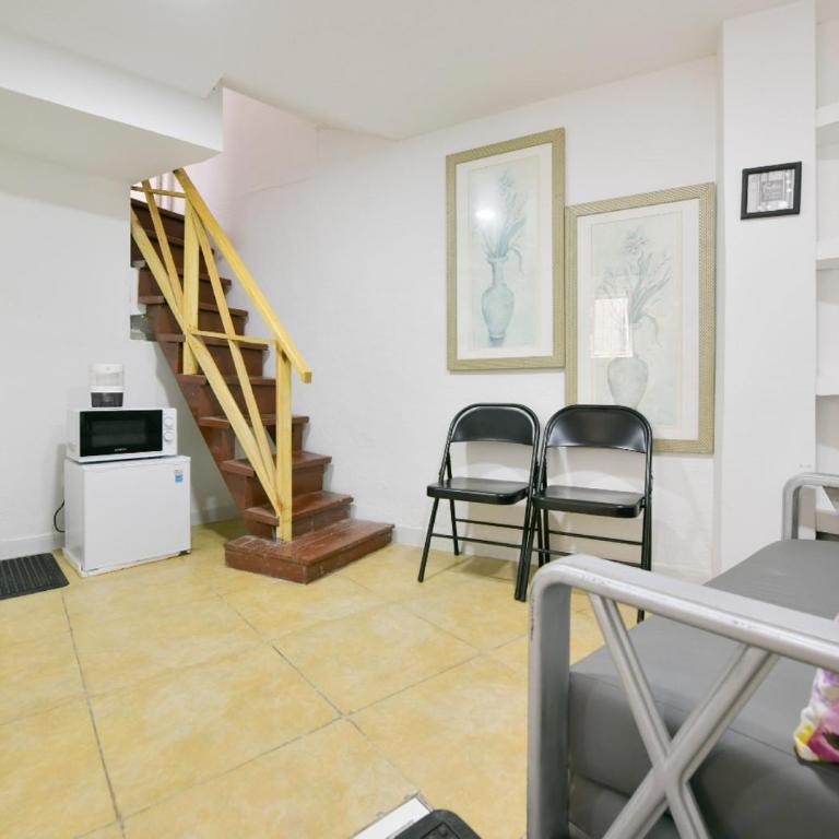 Bay Winds Inn - Standard Family Room - 1