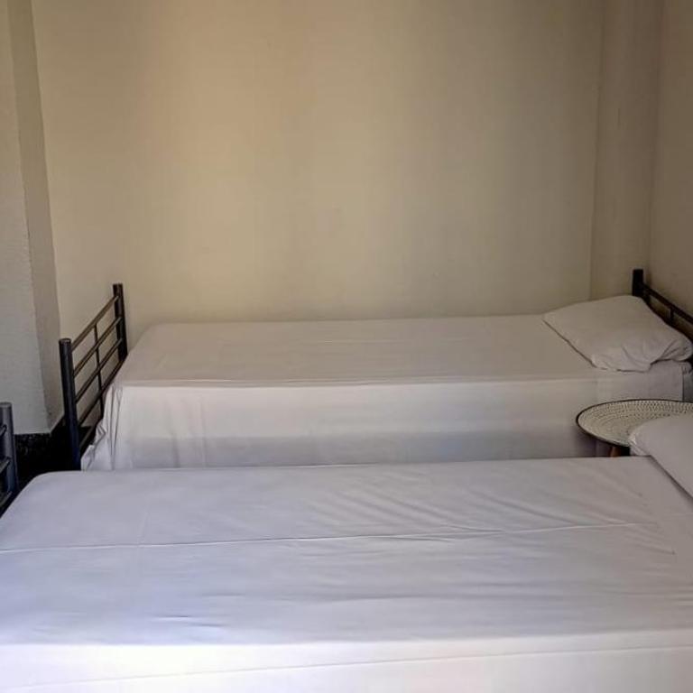 Old Center Inn Alicante - Twin Room with Shared Bathroom - 8