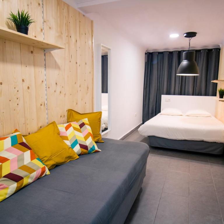 Koala Hostel - Family Room with Shared Bathroom - 1