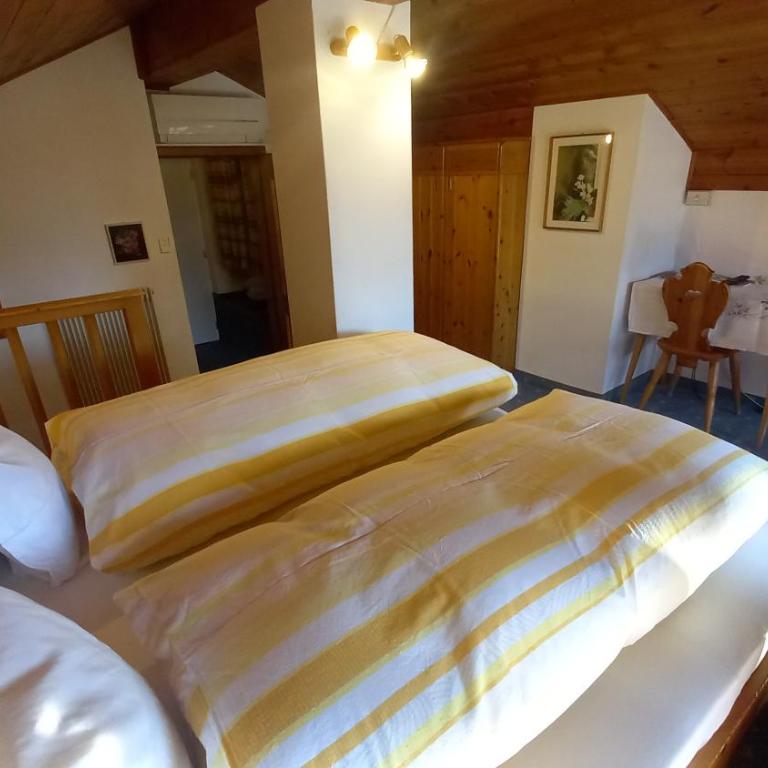 Garni Meinrad - Zimmer mit Queensize-Bett und Balkon - 1