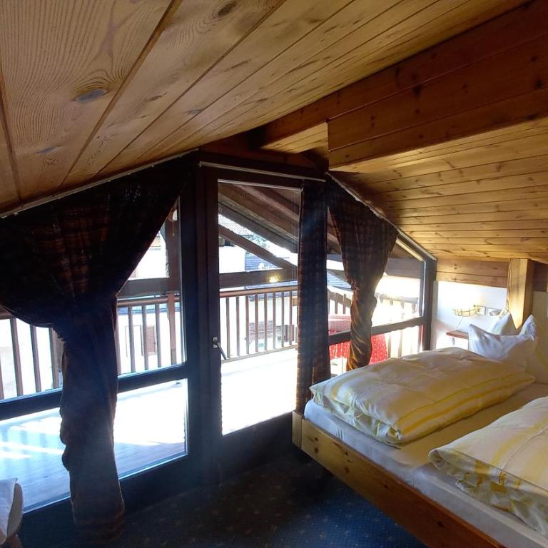 Garni Meinrad - Zimmer mit Queensize-Bett und Balkon - 4